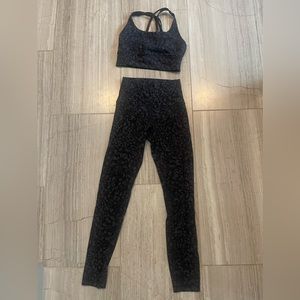 Lululemon matching set Wild Thing Camo Deep Coal bra size 4 leggings size 2